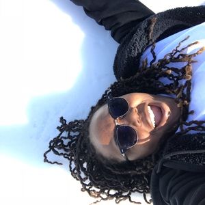 Meet your Posher, Derricka